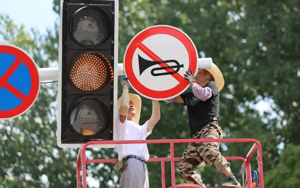 在高温下，交通标志牌应该注意什么？   