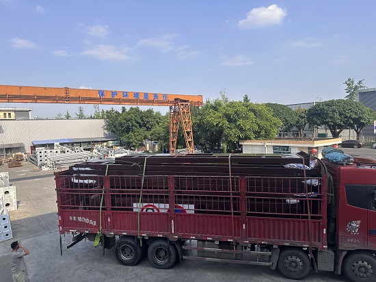 整装发车实力可见，耀霖一体式杆件赋能道路集约化建设