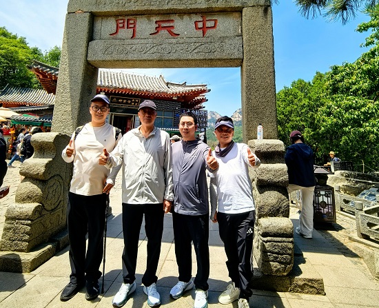 4小时勇攀泰山顶峰｜同道登高，共赴交安新程